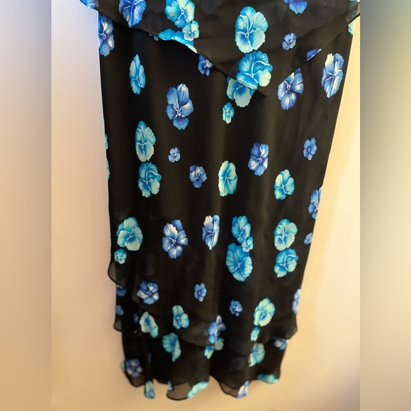 Evan-Picone Floral V-neck Midi tiered dress - Picture 3 of 9